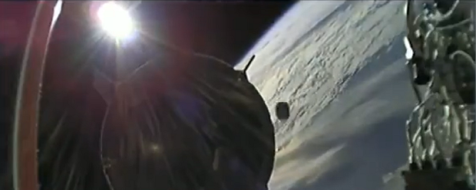 Un objeto no identificado casi choca contra la Crew Dragon de SpaceX  - Sputnik Mundo, 1920, 27.04.2021