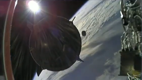 Un objeto no identificado casi choca contra la Crew Dragon de SpaceX  - Sputnik Mundo