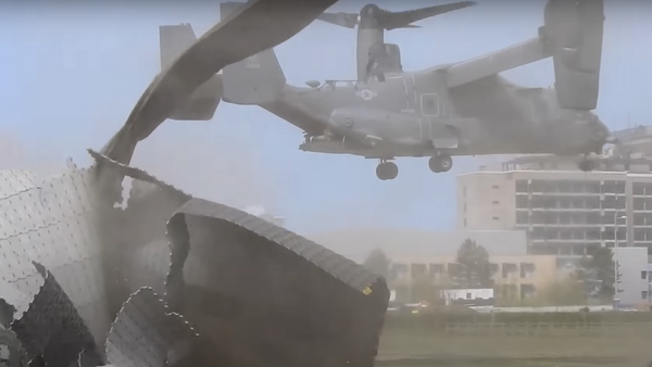 El poderoso vuelo de un CV-22B Osprey de EEUU destruye el helipuerto de un hospital - Sputnik Mundo