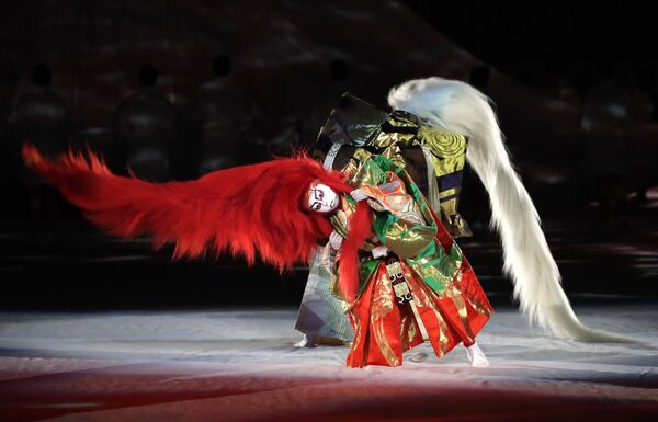 El kabuki no es una danza en sí misma, sino una variedad teatral tradicional de Japón que mezcla el canto, la música, los bailes y el drama. No obstante, el elemento coreográfico juega aquí un papel importante.En la foto: varios artistas de kabuki actúan en la ceremonia de inauguración de la Copa del Mundo de Rugby de 2019. - Sputnik Mundo