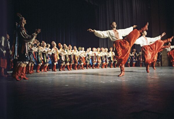 La aparición del jopak, la danza popular ucraniana, tiene sus raíces en los Cosacos de Zaporizhia. Nació siendo una danza masculina durante la cual un artista, en solitario, demostraba su fuerza, agilidad y habilidades de combate. Con el tiempo el baile fue evolucionando y pasó a interpretarse principalmente en grupo y en pareja.En la foto: varios artistas del Conjunto de Danza Estatal Académico de la República Socialista Soviética de Ucrania bailan el jopak en 1984. - Sputnik Mundo