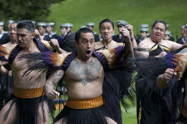 El haka es una danza ritual de los maoríes, el pueblo indígena de Nueva Zelanda. Esta danza de guerra se hizo muy popular gracias a los miembros de la selección nacional de rugby de Nueva Zelanda, los All Blacks. - Sputnik Mundo