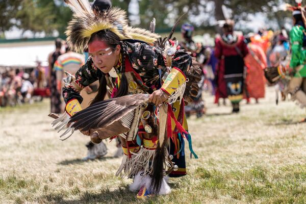 El pow wow es un encuentro social de muchas comunidades indígenas de América del Norte. Durante este evento los asistentes bailan, cantan y socializan para honrar sus culturas. El pow wow puede durar desde unos cuantos días hasta una semana. - Sputnik Mundo