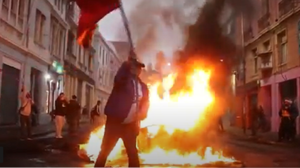 Barricadas en llamas vs cañones de agua: los enfrentamientos se apoderan de Valparaíso - Sputnik Mundo