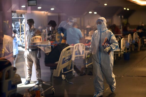 Los hospitales de la India están a rebosar. Se forman enormes colas de enfermos de coronavirus para acceder a los centros sanitarios. En la foto: uno de los hospitales de Delhi. - Sputnik Mundo
