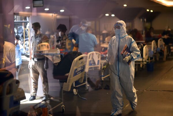 Los hospitales de la India están a rebosar. Se forman enormes colas de enfermos de coronavirus para acceder a los centros sanitarios. En la foto: uno de los hospitales de Delhi. - Sputnik Mundo