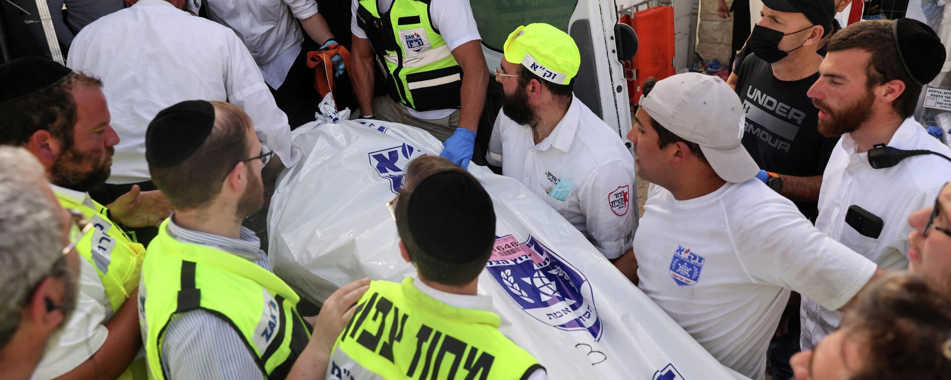 Rescatistas llevan un cadáver a una ambulancia en el Monte Meron, en Israel - Sputnik Mundo, 1920, 30.04.2021