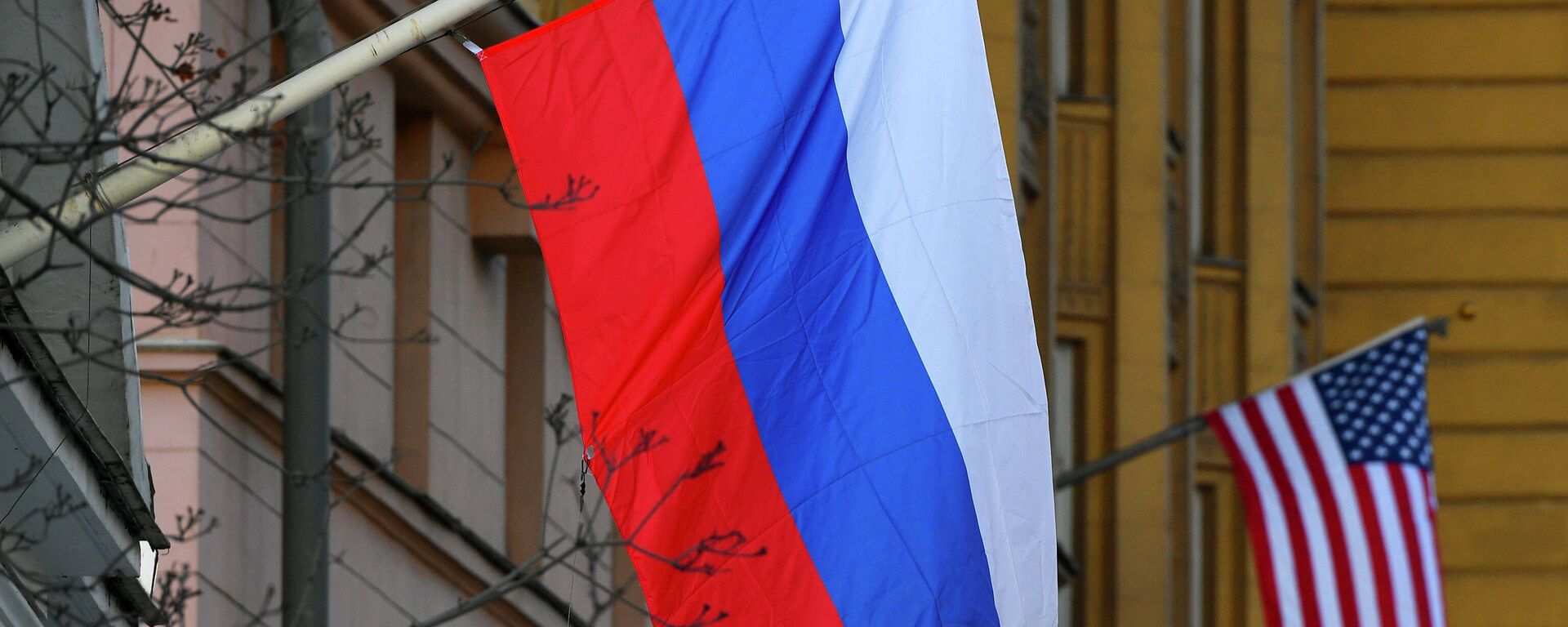 Banderas de Rusia y EEUU en la Embajada estadounidense en Moscú - Sputnik Mundo, 1920, 26.01.2022