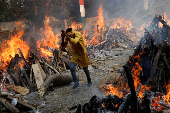Cremaciones masivas de las víctimas de COVID-19 en Nueva Delhi, la India. - Sputnik Mundo