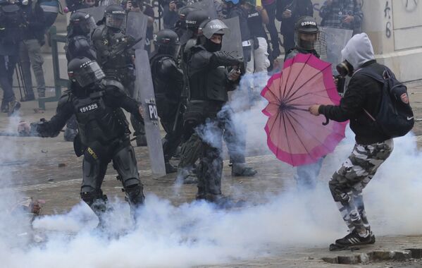 Choques entre los manifestantes y la Policía en Bogotá. - Sputnik Mundo