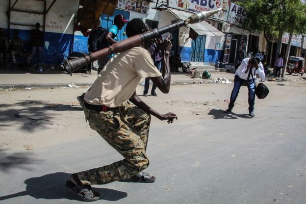 Un militar somalí de las fuerzas antigubernamentales en Mogadiscio, Somalia. - Sputnik Mundo