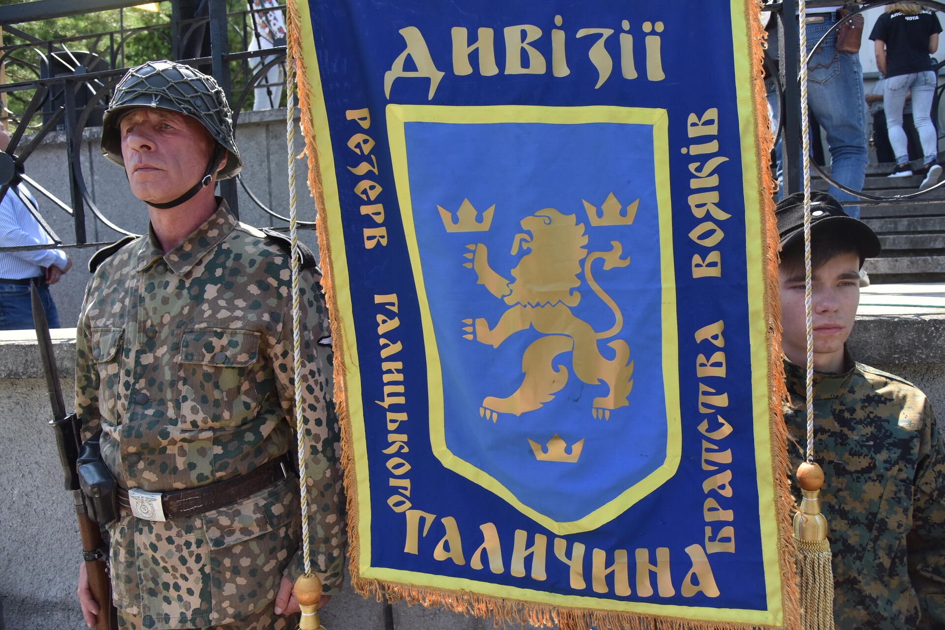 Emblema de la División Galizien de las Waffen-SS en un acto conmemorativo de la Batalla de Brody, en Ucrania, el 28 de julio de 2019 - Sputnik Mundo, 1920, 01.05.2021