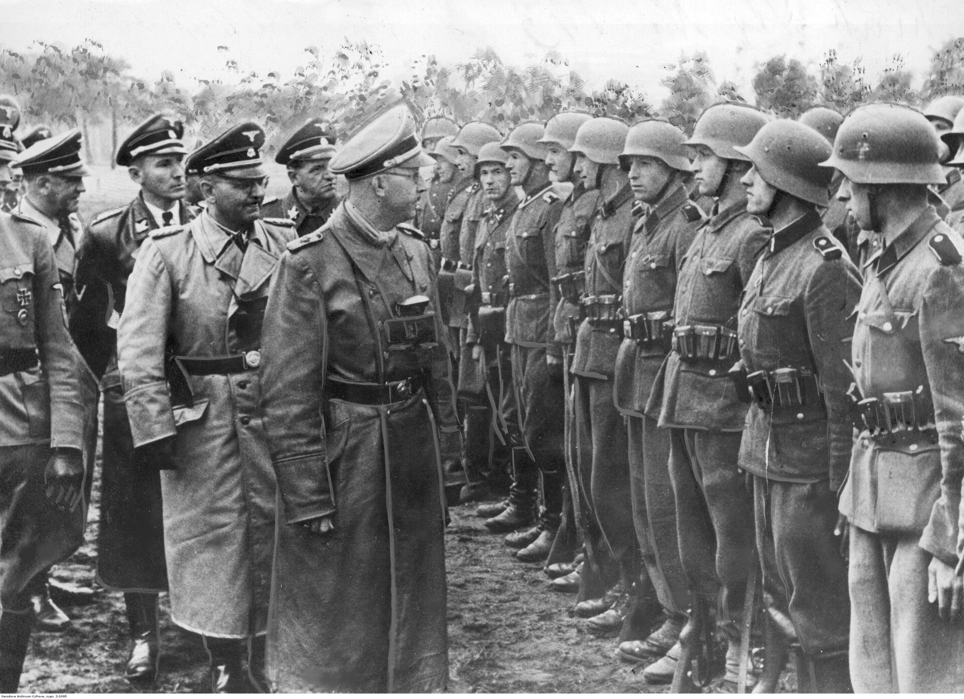Heinrich Himmler, comandante de las unidades de élite nazis Waffen-SS, revisa las tropas de la División Galizien, compuesta mayoritariamente por voluntarios colaboradores ucranianos, en mayo de 1943 - Sputnik Mundo, 1920, 01.05.2021