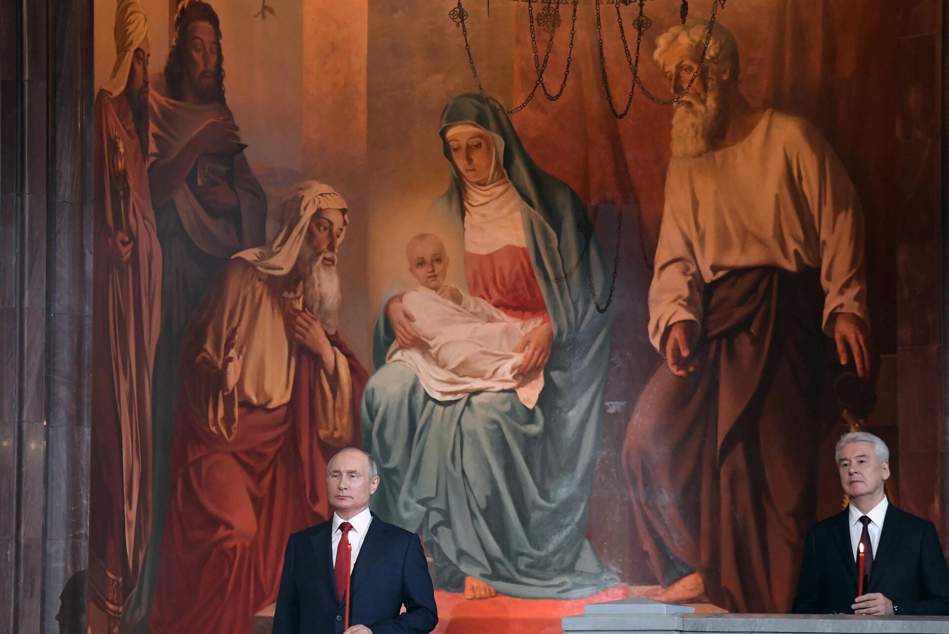 El presidente de Rusia, Vladímir Putin, y el alcalde de Moscú, Serguéi Sobianin, celebran la Pascua en la Catedral de Cristo Salvador - Sputnik Mundo, 1920, 02.05.2021