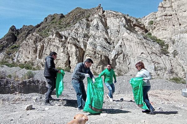 Los bolivianos limpian la basura en el Valle de las Ánimas - Sputnik Mundo