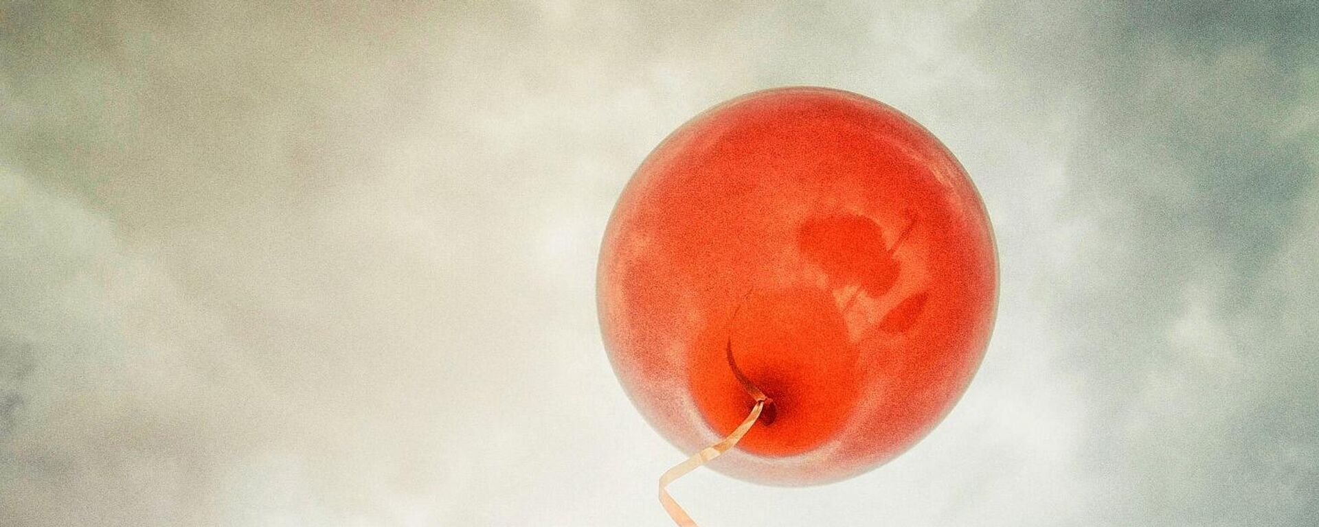 Un regalo de cumpleaños sale flotando en un globo de helio - Sputnik Mundo, 1920, 04.05.2021