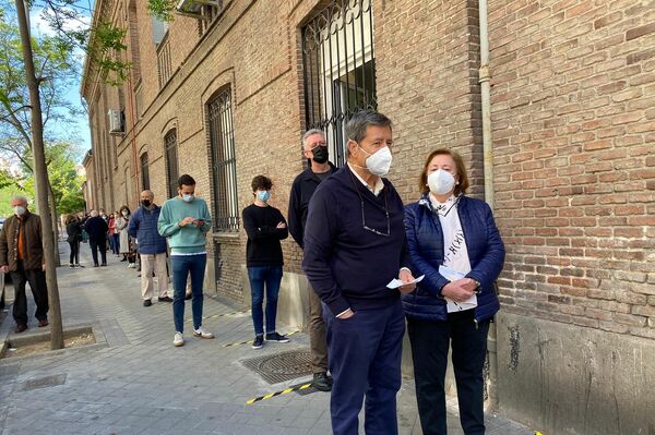Ciudadanos haciendo cola para votar en las elecciones a la Comunidad de Madrid - Sputnik Mundo