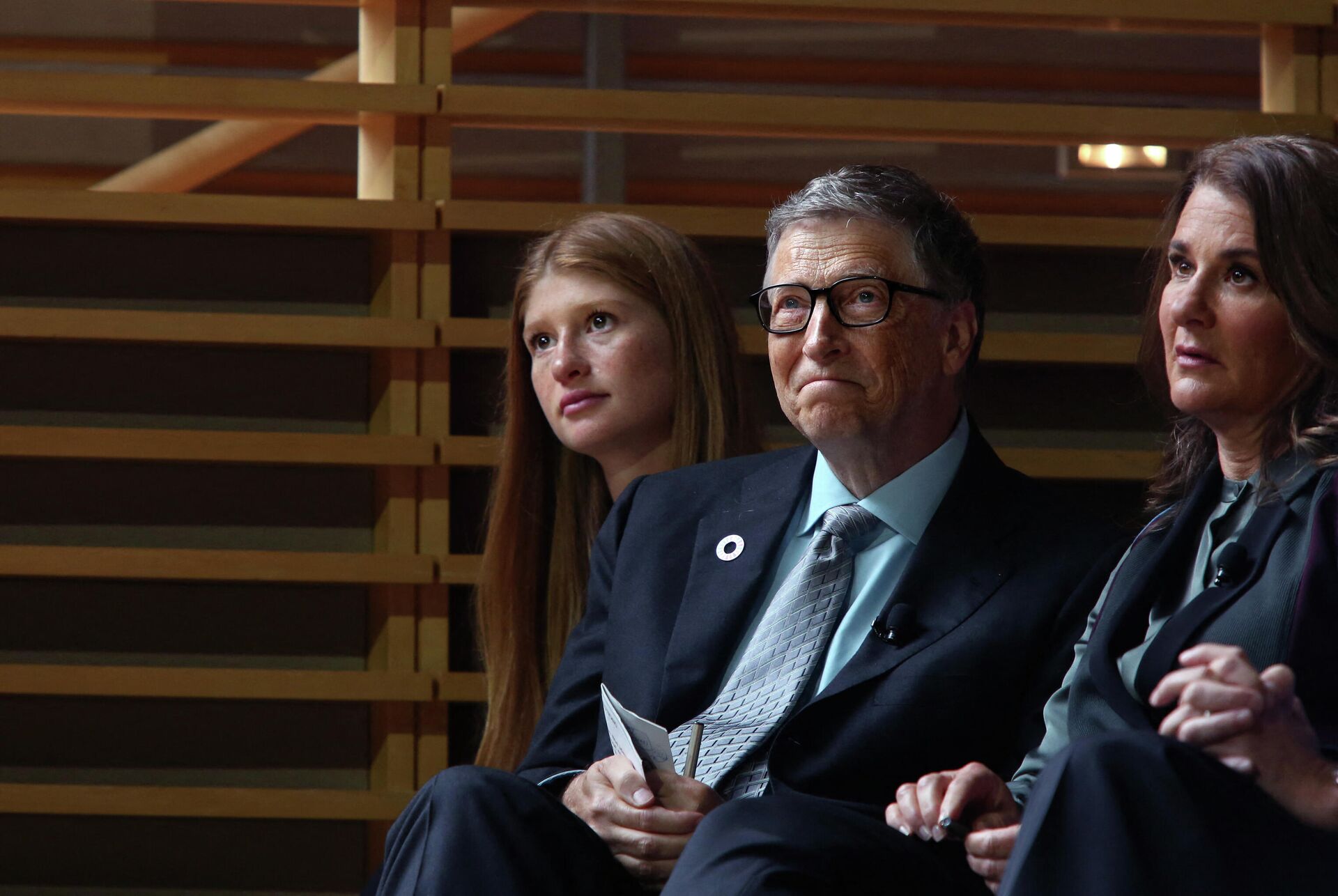 Jennifer Gates y sus padres, Bill y Melinda Gates, en un evento el 2017 - Sputnik Mundo, 1920, 18.05.2021