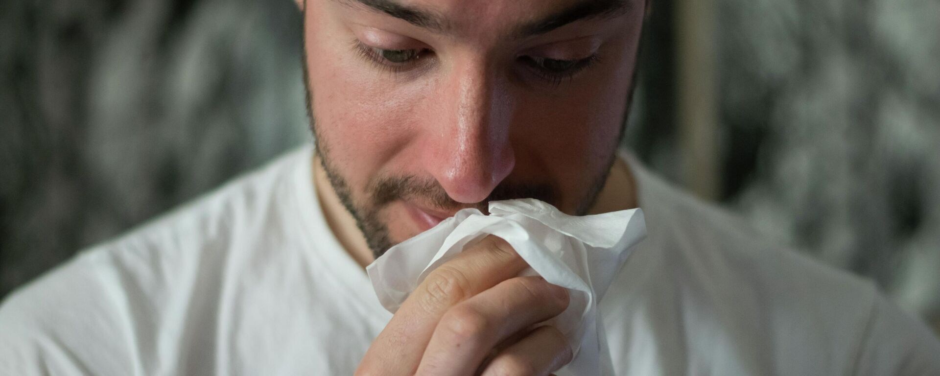Un hombre se limpia la nariz con un pañuelo de papel - Sputnik Mundo, 1920, 31.12.2022