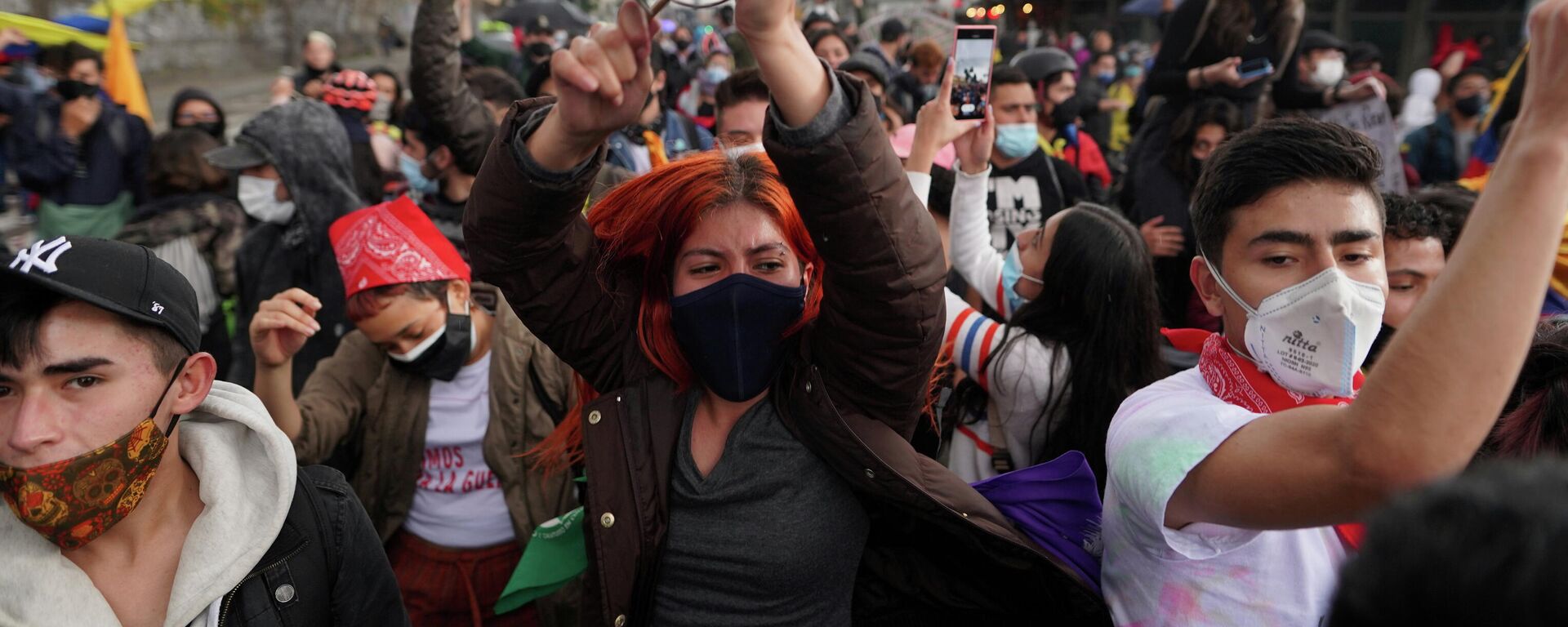 Manifestantes durante una protesta contra el Gobierno en Bogotá el 4 de mayo de 2021 - Sputnik Mundo, 1920, 05.05.2021