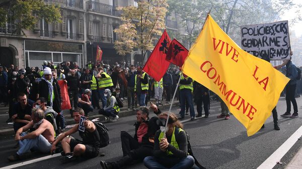 Manifestantes en París con una pancarta de la Comuna durante la celebración del 1 de mayo en 2019 - Sputnik Mundo