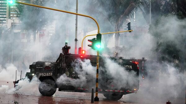 Un vehículo de pa policía durante las protestas en Colombia - Sputnik Mundo