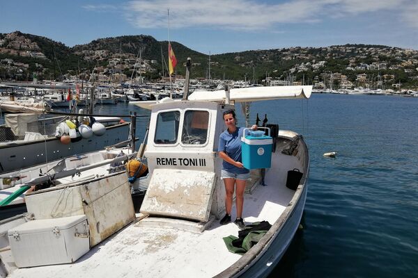 Una integrante del equipo de Cayume, una asociación de Mallorca, con huevos de tiburón - Sputnik Mundo