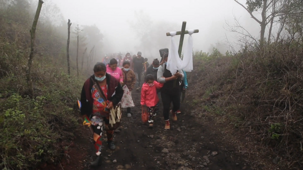 Una confesión católica reza para que cese la erupción del volcán Pacaya en Guatemala - Sputnik Mundo