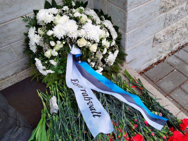 Una ofrenda floral del pueblo estonio frente al Monumento a los caídos durante la Segunda Guerra Mundial en un cementerio militar de Tallin.   - Sputnik Mundo