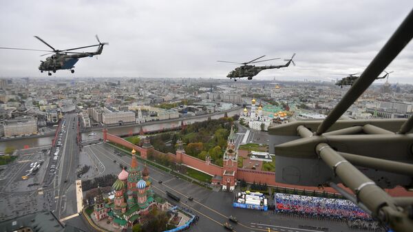 Los helicópteros Mi-8 sobre la Plaza Roja de Moscú - Sputnik Mundo