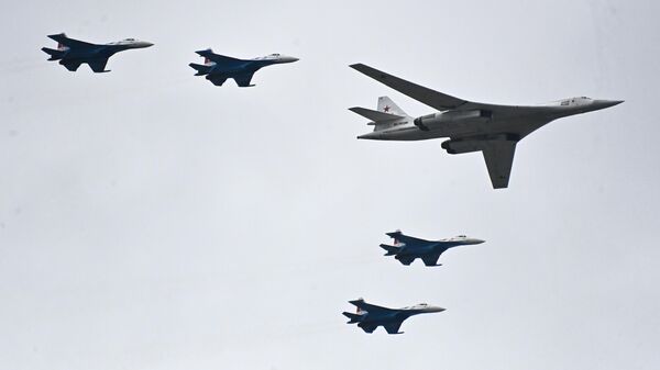 El Tu-160 acompañado de cuatro cazas Su-35S - Sputnik Mundo