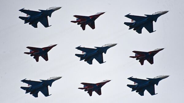 Los grupos de acrobacias aéreas Russkie Vitiazi y Strizhi. - Sputnik Mundo