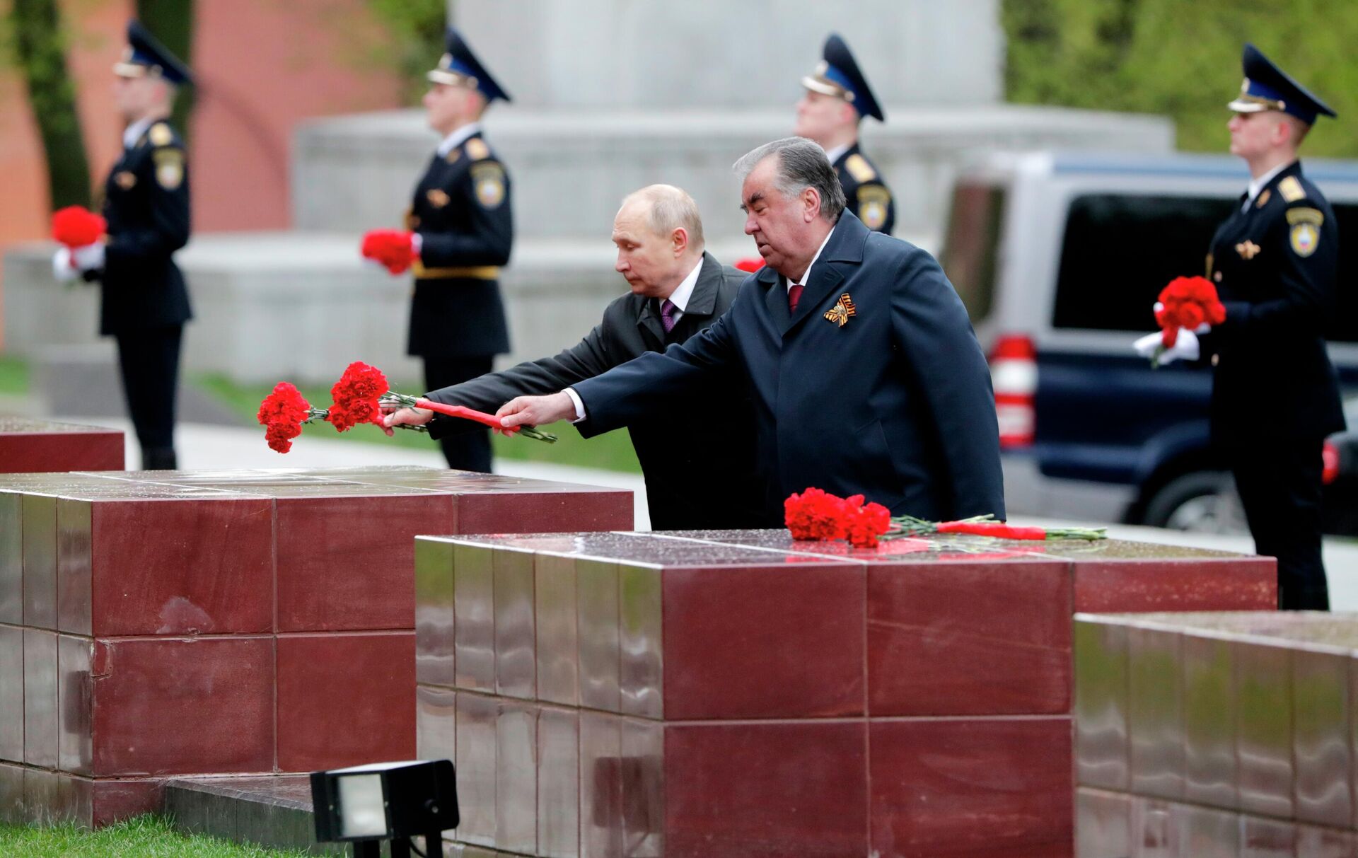 El presidente ruso, Vladímir Putin, y el presidente de Tayikistán, Emomalí Rajmón, depositan una ofrenda floral en la tumba del soldado desconocido - Sputnik Mundo, 1920, 09.05.2021