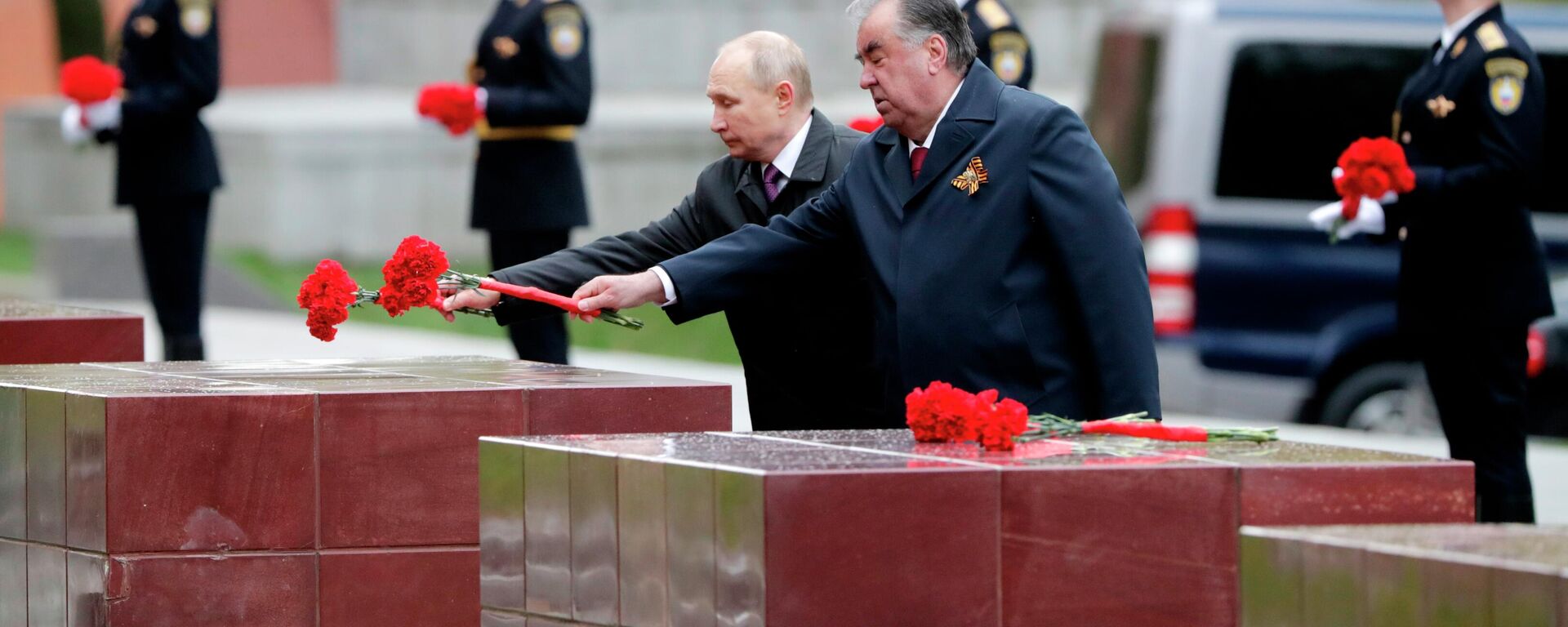 El presidente ruso, Vladímir Putin, y el presidente de Tayikistán, Emomalí Rajmón, depositan una ofrenda floral en la tumba del soldado desconocido - Sputnik Mundo, 1920, 24.03.2024