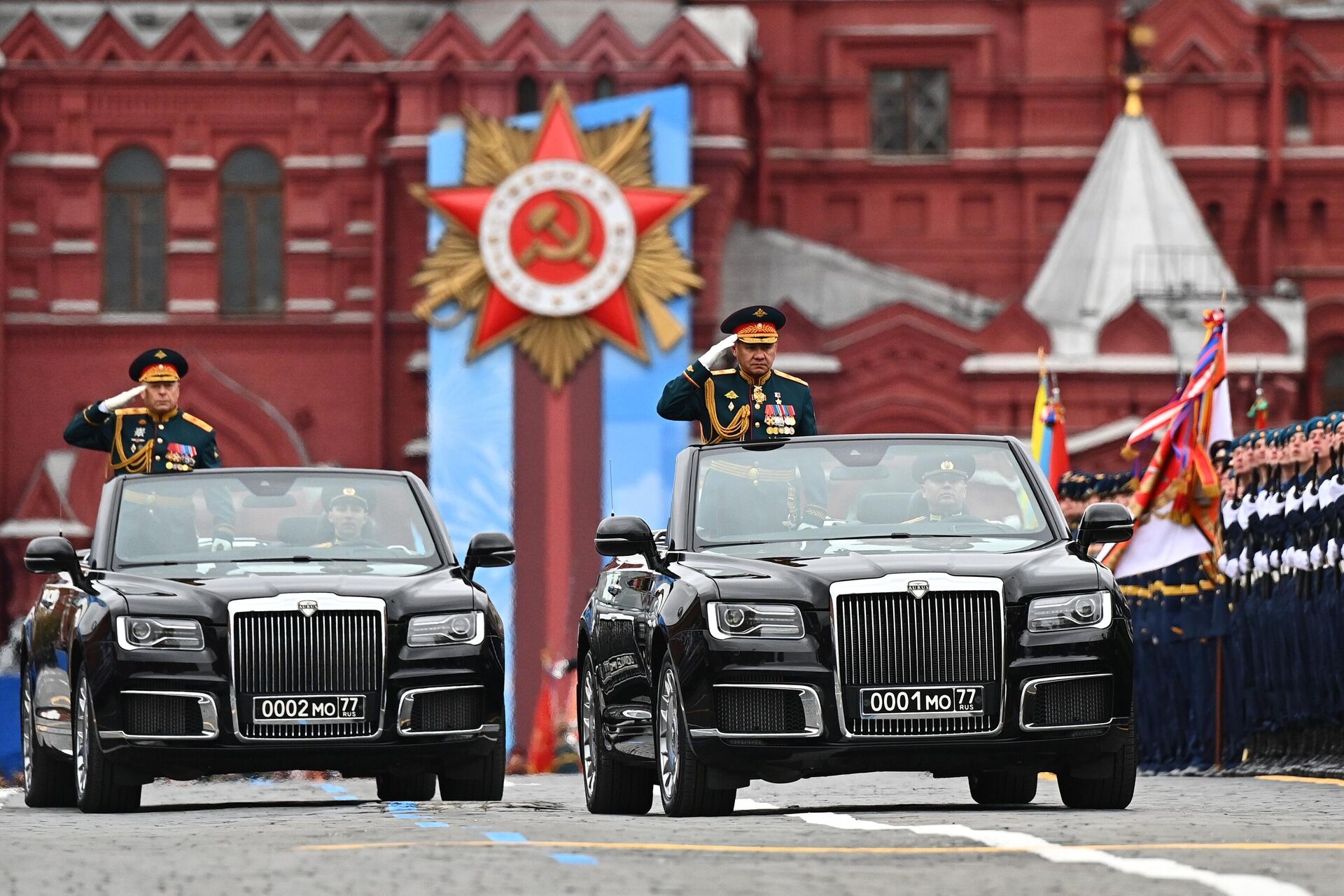 El comandante en jefe de la Fuerza Terrestre de Rusia, el general del Ejército Oleg Saliukov, y el ministro de Defensa de Rusia, Serguéi Shoigú, en el desfile del Día de la Victoria 2021 - Sputnik Mundo, 1920, 09.05.2021
