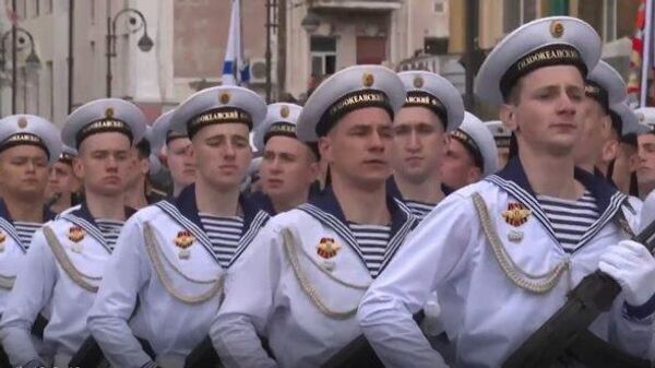 El desfile militar por el 76 aniversario del Día de la Victoria en Vladivostok - Sputnik Mundo