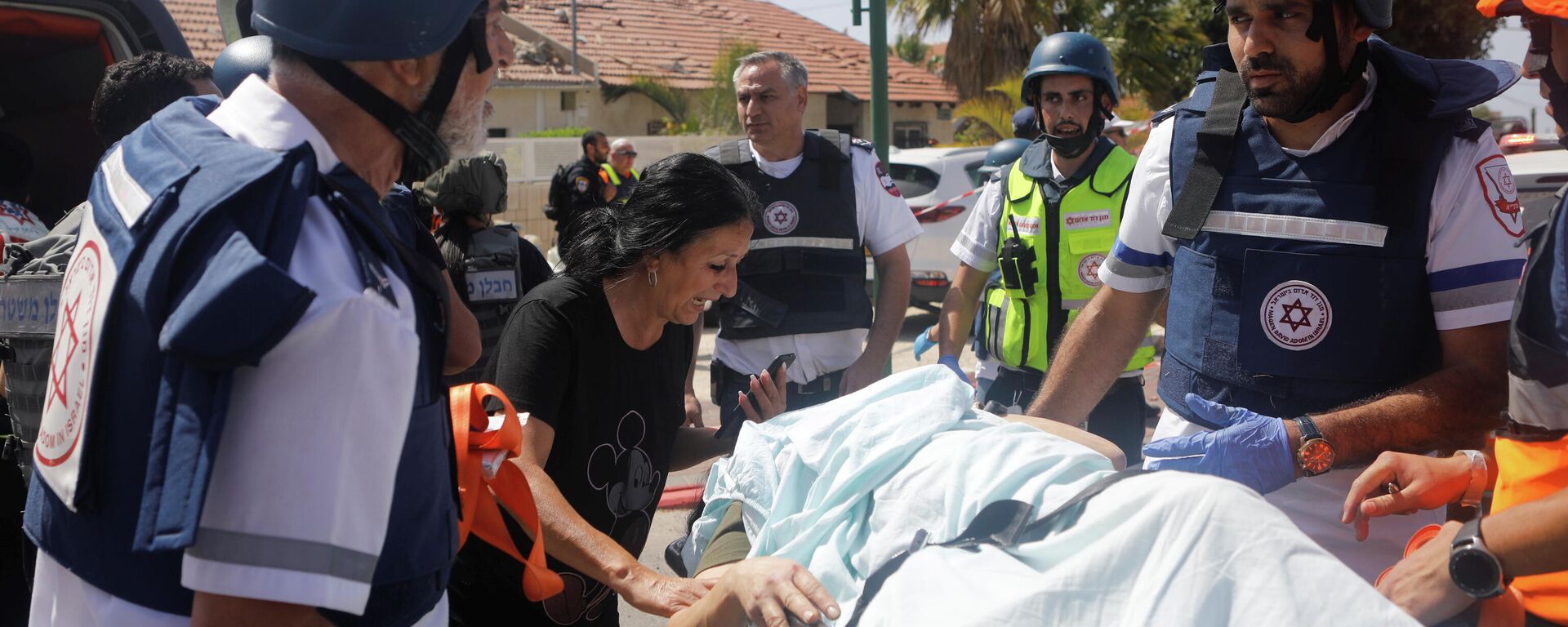 Los médicos evacuan a una persona herida después de que un cohete lanzado desde la Franja de Gaza golpeara una casa en Ashkelon, Israel - Sputnik Mundo, 1920, 27.05.2021