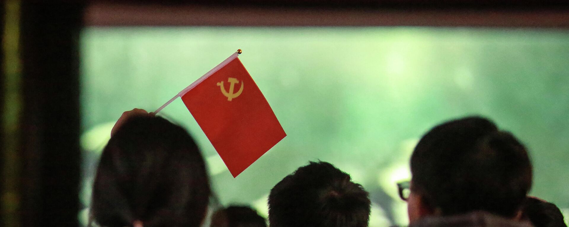 Unos estudiantes con una bandera del Partido Comunista en China - Sputnik Mundo, 1920, 11.05.2021