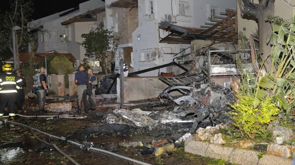 Члены израильской аварийной службы осматривают повреждения в израильском городе Ришон-ле-Цион - Sputnik Mundo