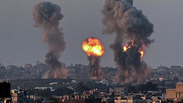 Humo y fuego en la Franja de Gaza tras un ataque de Israel - Sputnik Mundo