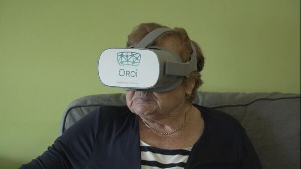 Unas gafas de realidad virtual permiten que unos mayores viajen sin salir de la residencia - Sputnik Mundo