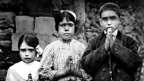 Los pastorcitos Lucía Dos Santos, Jacinta Marto y Francisco Marto en 1917 - Sputnik Mundo
