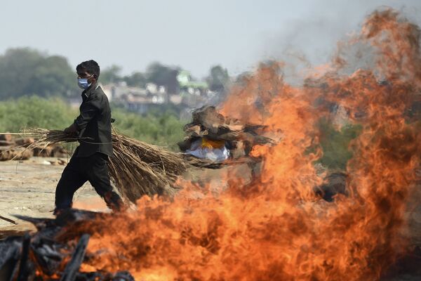 Las cremaciones de fallecidos por COVID-19 en Allahabad (la India). - Sputnik Mundo