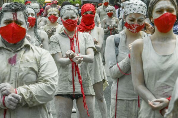 Los participantes de una protesta antigubernamental en Medellín (Colombia). - Sputnik Mundo