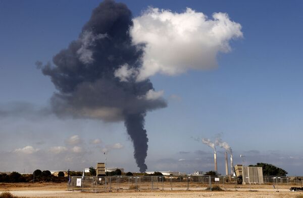 El incendio de un oleoducto israelí en la ciudad de Ascalón, provocado por un cohete desde Gaza.  - Sputnik Mundo