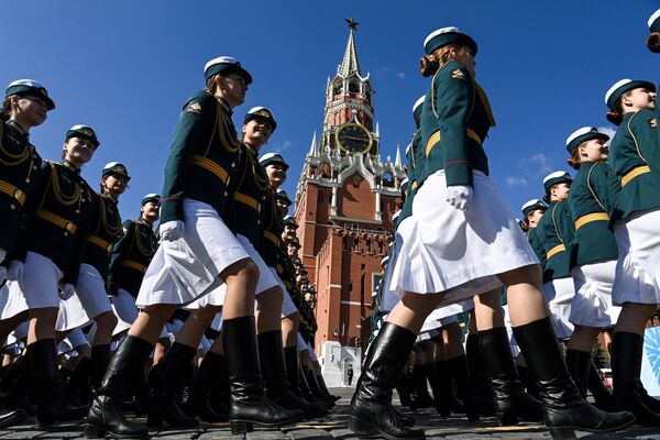 Las mujeres militares rusas desfilan en la Plaza Roja de Moscú para celebrar la victoria del Ejército Rojo sobre Berlín durante la II Guerra Mundial. - Sputnik Mundo