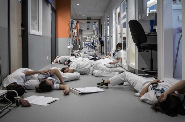 El personal de la unidad de cuidados intensivos (UCI) del hospital Mont Legia conmemora el Día Internacional de la Enfermera en Bélgica.  - Sputnik Mundo