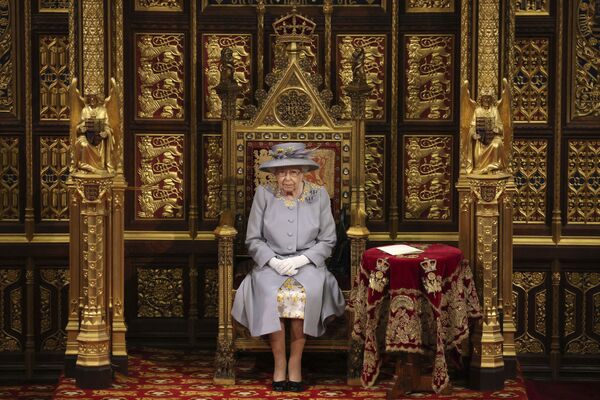 La monarca británica Isabel II ofrece su tradicional discurso en la inauguración de una nueva sesión parlamentaria en el Palacio de Westminster, en Londres. - Sputnik Mundo