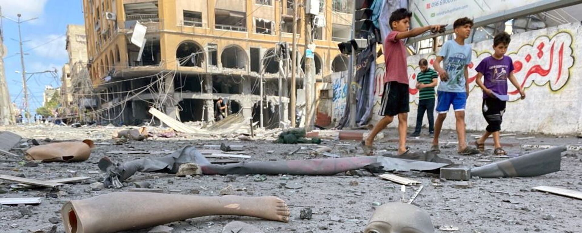 Части сломанного манекена лежат на земле возле здания, пострадавшего от ударов израильской авиации во время вспышки израильско-палестинского конфликта, Газа - Sputnik Mundo, 1920, 16.05.2021