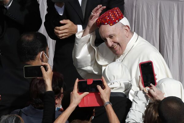 El papa Francisco durante la Audiencia General en el patio de San Dámaso en el Vaticano.  - Sputnik Mundo